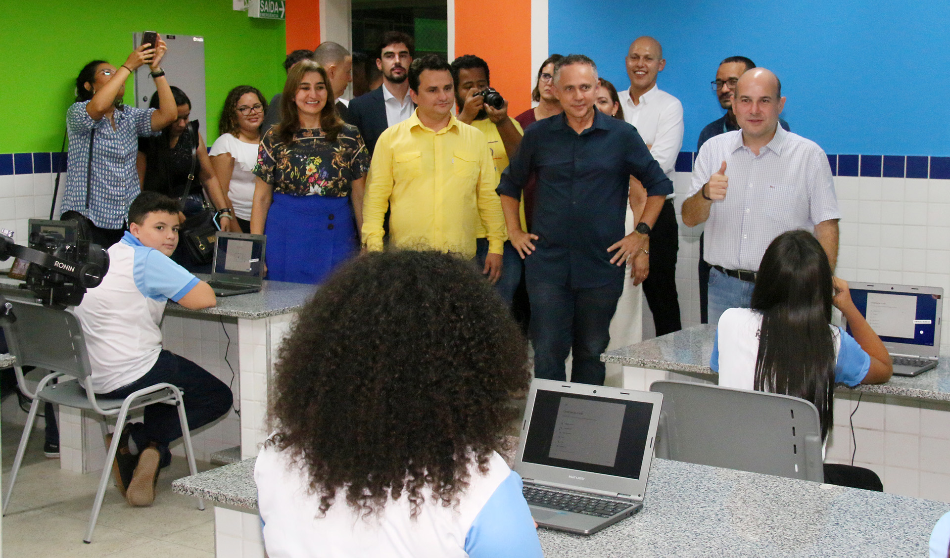 várias pessoas numa sala de aula